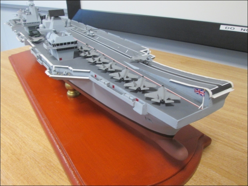 HMS Queen Elizabeth aircraft carrier waterline1/350 model ship kit with F35 